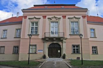 Průčelí zámku ( © Pavel Vítek 09/2007)