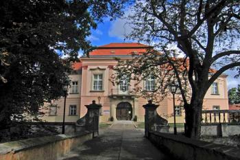Průčelí zámku s barokním mostem ( © Pavel Vítek 09/2007)