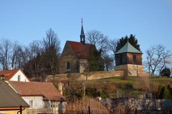 Kostel v Dolních Chabrech se zvonicí (© Eva Horáková 12/2012)