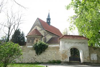 Dolní Chabry-kostel od  jihovýchodu (© Milan Caha 08/2009)