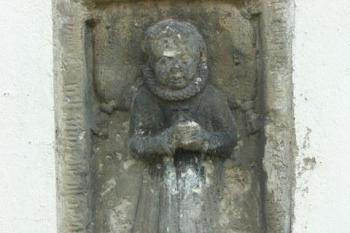 Renesanční náhrobek zazděný v severní zdi kostela (© Milan Caha, 09/2007)