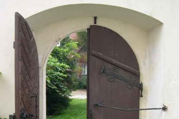 Vstup na bývalý hřbitov (© Ivan Grisa, 09/2005)