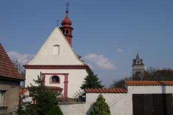 Kostel od západu, v pozadí zámecká věž ( © Ivan Grisa 04/2005)