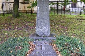 Čelní pohled na náhrobek Richarda Mattencloita ( © Jan P. Štěpánek 09/2007)