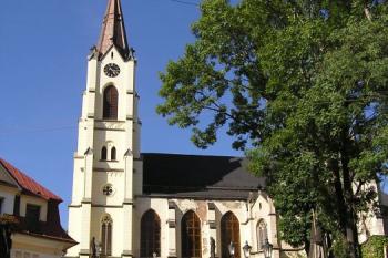 Schodiště ke kostelu vedoucí z centra města ( © Jan P. Štěpánek 09/2007)