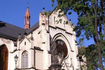 Jedna z příčných lodí kostela ( © Jan P. Štěpánek 09/2007)