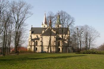 Celkový pohled na zadní část kostela Narození Panny Marie v popředí na zelené ploše stával zámek Orlová. ( © Miroslav BITTER 03/2007)