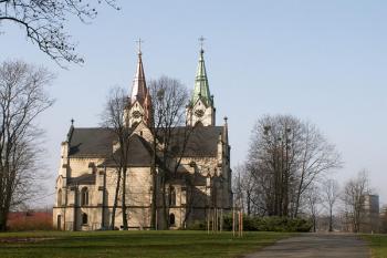 Celkový pohled na zadní část kostela Narození Panny Marie ( © Miroslav BITTER 03/2007)