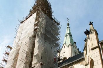 Pohled na kostel v době, kdy probíhala oprava jedné z věží. ( © Miroslav BITTER 07/2007)