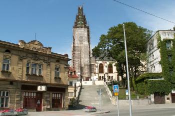 Pohled na kostel nad centrem města v době, kdy probíhala oprava jedné z věží. ( © Miroslav BITTER 07/2007)