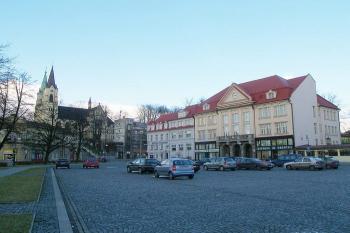 Orlovský kostel s náměstím (© Roman Růžanský, 02/2008)