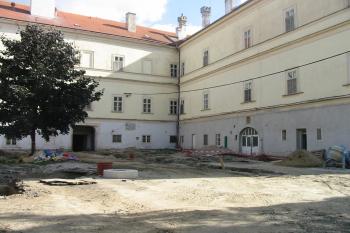 rozkopané vnitřní nádvoří (© D Dohňanský, 09/2015)