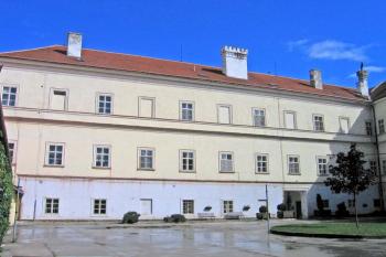 Zámek v Nových Syrovicích ( © Pavel Vítek 09/2007)