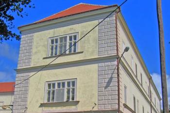 Zámek v Nových Syrovicích ( © Pavel Vítek 09/2007)