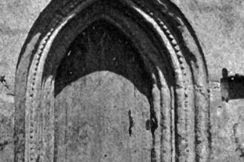 gotický portál kostela, před r. 1912 (© Jan Valchář: Ledečsko a Dolnokralovicko: výňatek z vlastivědného díla Království české, Pavel Körbr, Praha 1912)