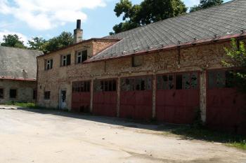 Pohled na budovy bývalé hraběcí konírny (© Miroslav BITTER 07/2006)