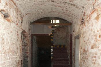 Pohled do zdevastovaných interiérů (upravených pro potřeby hasičů) (© Miroslav BITTER 07/2006)