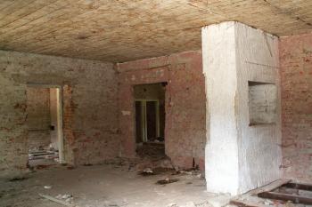 Pohled do zdevastovaných interiérů (upravených pro potřeby hasičů) (© Miroslav BITTER 07/2006)
