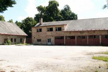 Pohled na budovy bývalé hraběcí konírny s mléčnicí (budova byla upravena pro potřeby hasičů) (© Miroslav BITTER 07/2006)