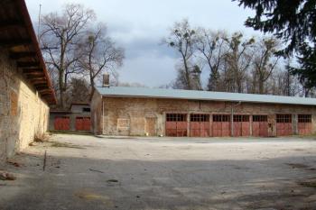 Pohled na budovu bývalé hraběcí konírny po nedávné rekonstrukci. ( © Miroslav BITTER 03/2008)