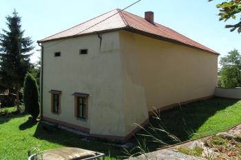 Budova bývalé tvrze od severozápadu ( © Filip Matoušek 07/2007)