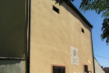 Jižní průčelí tvrze ( © Filip Matoušek 07/2007)