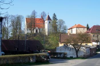Celkový pohled na tvrz a kostel sv. Petra a Pavla se zvonicí (© Michal Schuster, 04/2009)