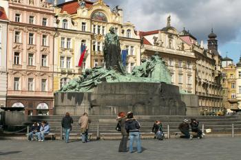 Pomník mistra Jana Husa od Ladislava Šalouna byl na náměstí odhalen v roce 1915 k 500. výročí upálení Jana Husa v Kostnici. ( © Miroslav BITTER 03/2007)