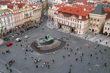 Pohled na pomník mistra Jana Husa ze Staroměstské radnice. ( © Miroslav BITTER 01/2007)