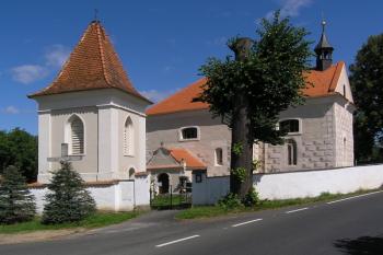 Kostel s mladší zvonicí od jihovýchodu ( © Filip Matoušek 7/2007)