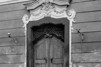 východní průčelí, portál (© Václav Kapr, 12/2011)