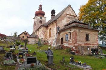 Celkový pohled na kostel od jihovýchodu (© Jan Sommer, 10/2007)