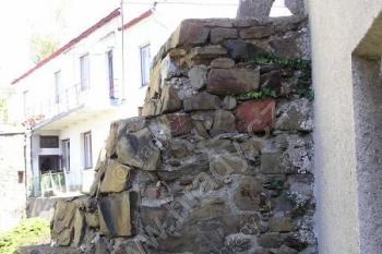 Pozůstatek hradby s klíčovou střílnou v linii západního opevnění ( © Jan P. Štěpánek 10/2007)