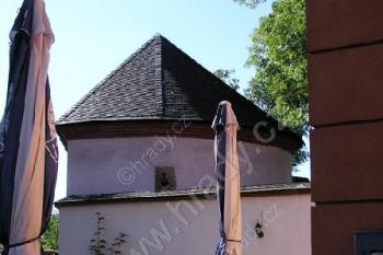 Hradební bašta severně od zámku ( © Jan P. Štěpánek 10/2007)