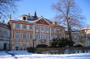 Hlavní průčelí zámku ( © Pavel Vítek 01/2006)