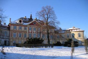 Hlavní průčelí zámku ( © Pavel Vítek 01/2006)