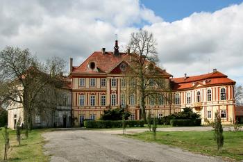 Hlavní průčelí ( © Luděk Pitter 04/2007)