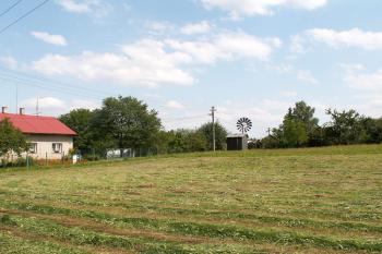 Celkový pohled na mlýnek s větrnou turbínou a okolní krajinu. ( © Miroslav BITTER 08/2007)
