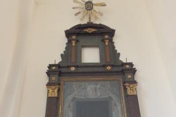 Levý boční otář doplněný epitafem Mejly Hlavsy (© Johannes Cladis, 05/2018)