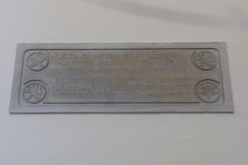Pamětní deska restaurace kostela  v roce 1931 nákladem Cyrila Bartoně-Dobenína v kněžišti (© Johannes Cladis, 05/2018)