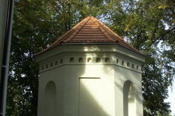 Barokní osmiboká kostnice (© Milan Caha, 10/2007)