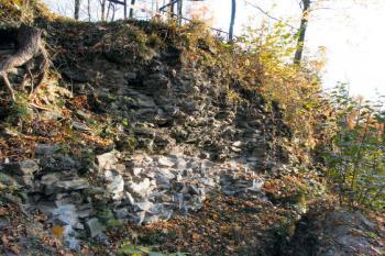 narušený vnější líc plášťové zdi na severozápadě jádra ( © Pavel Zany Komárek 29.10. 2005)