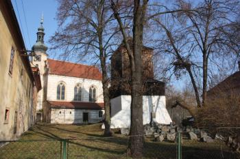 Kostel a zvonice od jihu ( © Ivan Grisa 01/2011)