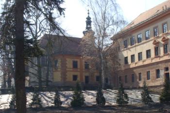 kostel a zámek od Labe (© Tomáš Hobzík, 03/2011)