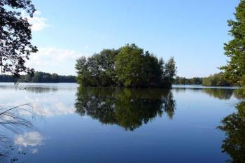 Jeden z ostrovů na hladině Ženicha (© Jiří Cukr, 9/2007)
