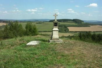 kříž na místě, kde stával kostel (© Milan Caha, 08/2007)