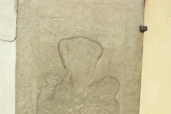 náhrobní kámen zazděný ve zdi kostela (© Milan Caha, 08/2007)