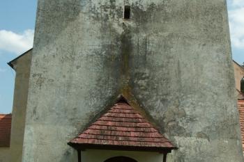 věž kostela se střílnovým okénkem (© Milan Caha, 08/2007)
