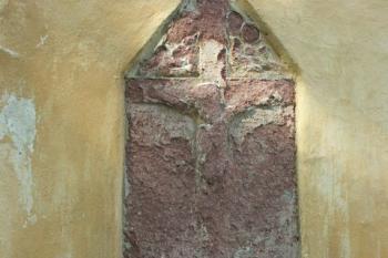 náhrobní kámen zazděný ve zdi kostela (© Milan Caha, 06/2007)
