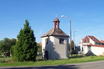 Čechůvky - zvonice na návsi (© Ivo Rozehnal, 05/2007)